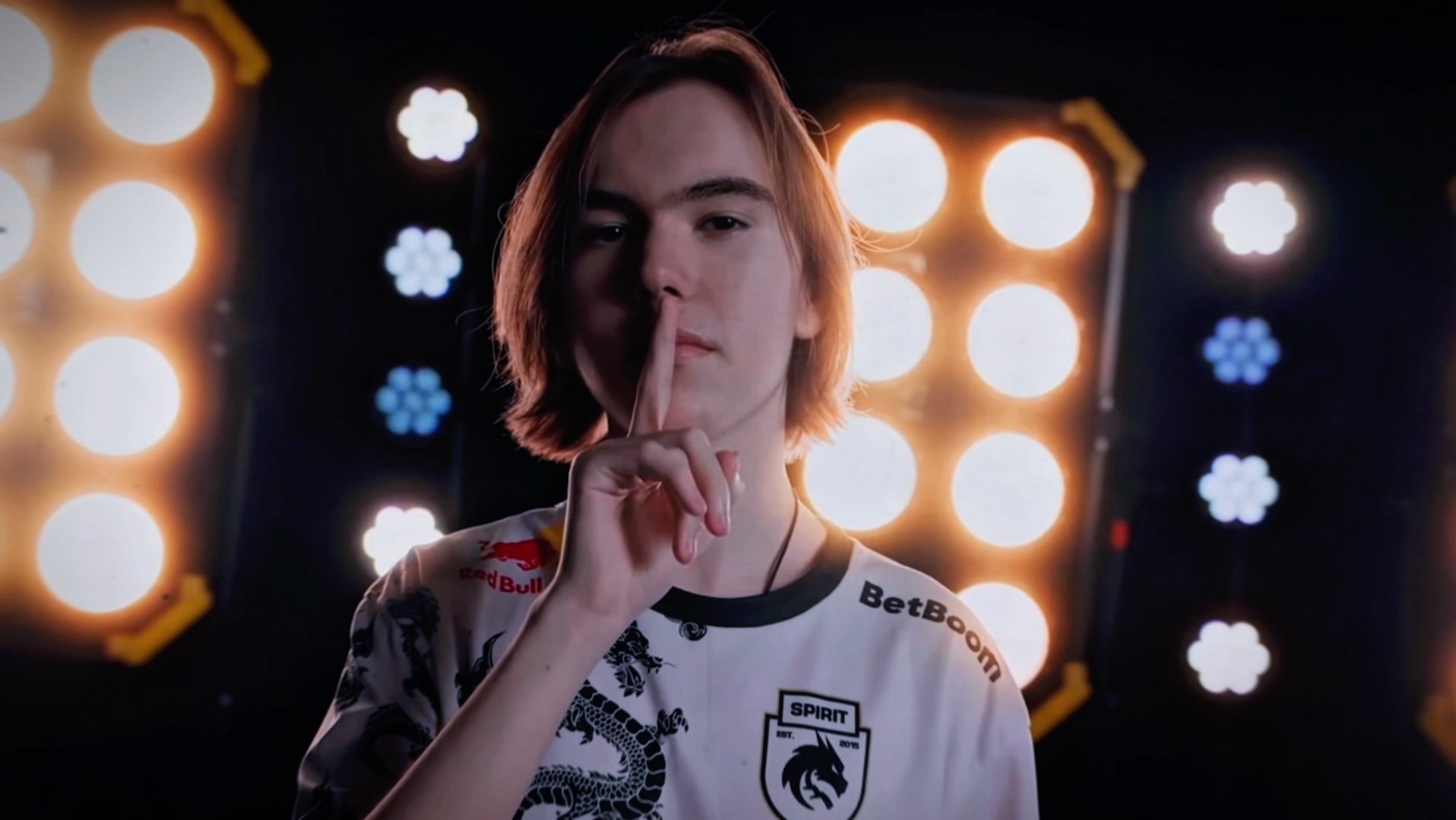 RNG十周年庆典返图：18年五人同框 姿态笑嘻了